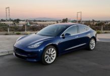 Η Tesla λανσάρει το βασικό Model 3