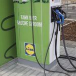 Η Lidl προσθέτει σταθμούς φόρτισης στα καταστήματά της