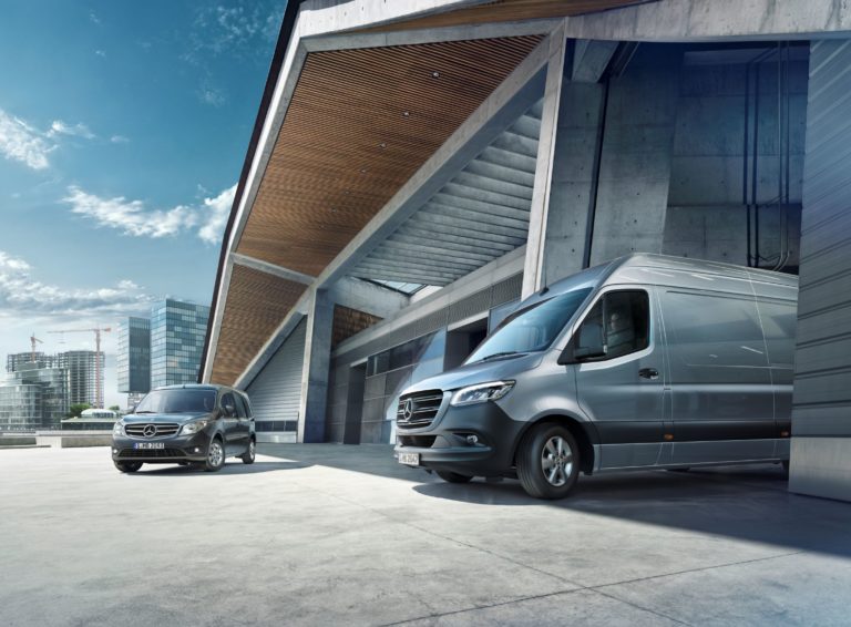 Η Mercedes-Benz παραχώρησε τρία οχήματα στο ΕΚΑΒ