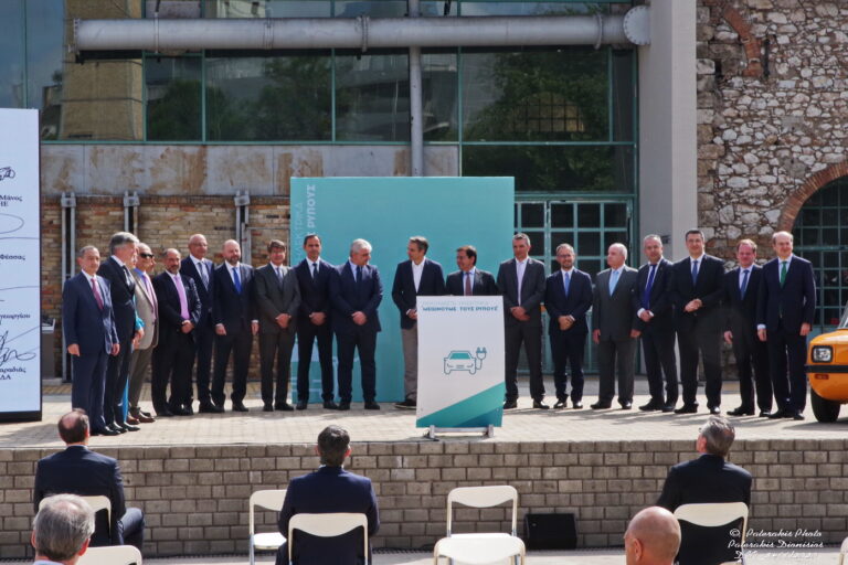 Οι υπογράφοντες την Πράσινη Συμφωνία για την Προώθηση της Ηλεκτροκίνησης στην Ελλάδα, με τον Πρωθυπουργό, Κ. Μητσοτάκη