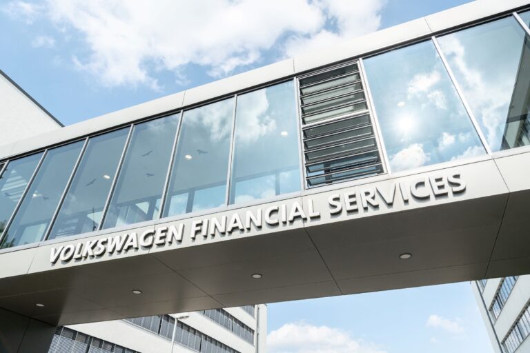H Volkswagen Financial Services (VFS) αναφέρει σταθερό χαρτοφυλάκιο συμβάσεων