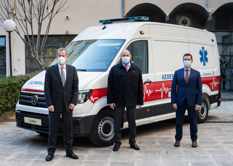Kosmocar, δωρεά ασθενοφόρου Volkswagen Crafter στο ΕΚΑΒ