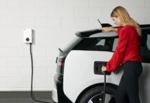 ABB: Μετατρέπει 10.000 οχήματα σε EV έως το 2030