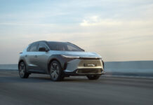 Το Toyota bZ4X με ηλιακή οροφή