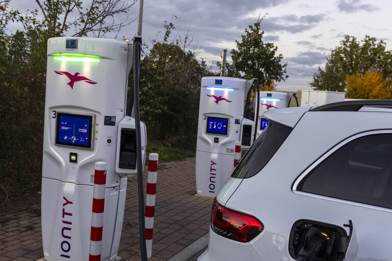 Χρήσιμες συμβουλές για τη φόρτιση από τη Mercedes