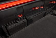 Το Jeep Gladiator με σκληροτράχηλο ασύρματο ηχείο