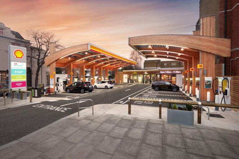 Η Shell εγκαινιάζει τον πρώτο κόμβο φόρτισης για 100% EV