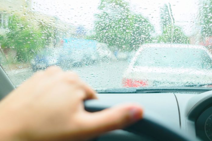 Τι πρέπει να προσέχουμε κατά την οδήγηση στη βροχή