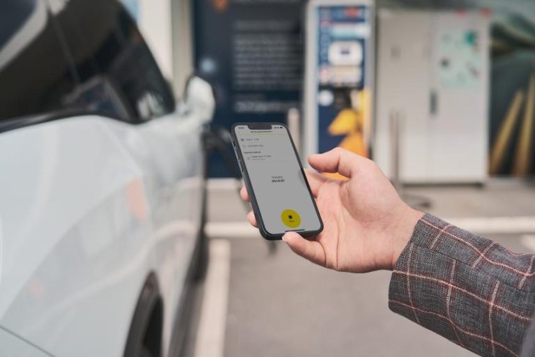 Η FLETCOR εξαγοράζει την εταιρεία φόρτισης EV Plugsurfing