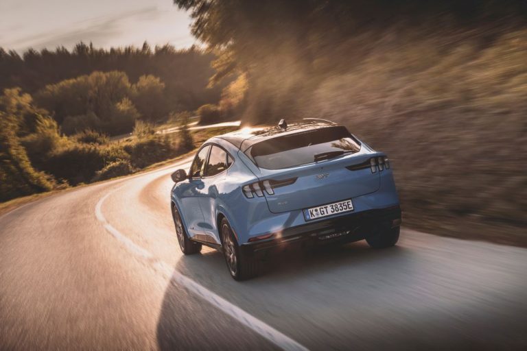 Η Ford προσφέρει ολοκληρωμένη γκάμα από ηλεκτροκίνητα μοντέλα, τα Mustang Mach-E, E-Transit, Kuga PHEV, Explorer PHEV