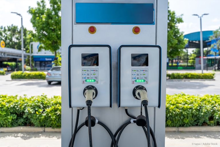 ΕΚ: σταθμούς φόρτισης αυτοκινήτων κάθε 60 χλμ.
