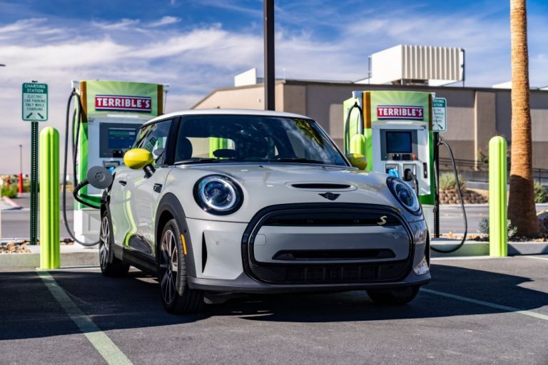 Το MINI Cooper Electric κατατάσσεται στην υψηλότερη θέση της κατηγορίας μαζικής αγοράς στην J.D. Power 2023
