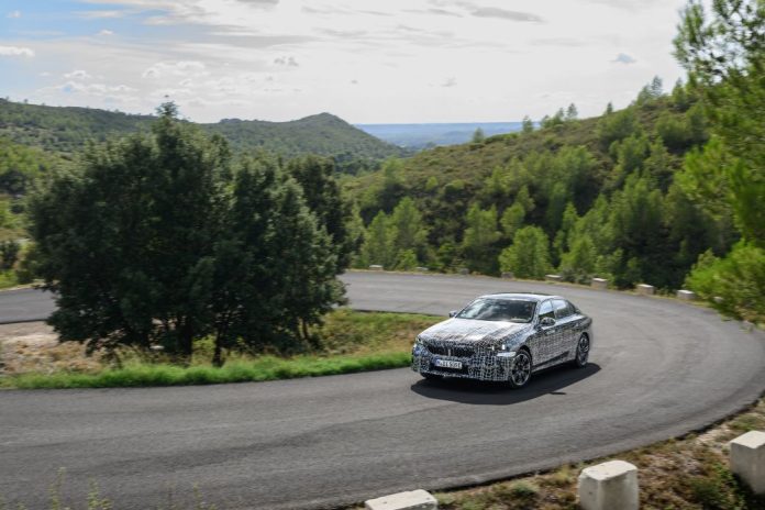 Η BMW i5 σε δυναμικές θερινές δοκιμές
