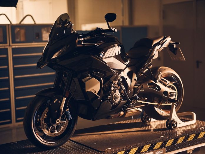 Η BMW Motorrad παρουσίασε την πρότυπη M 1000 XR