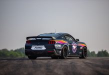 Η Ford παρουσίασε την Mustang Dark Horse R
