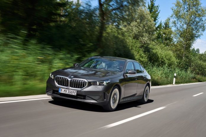 H νέα BMW Σειρά 5 Sedan και σε έκδοση plug-in hybrid