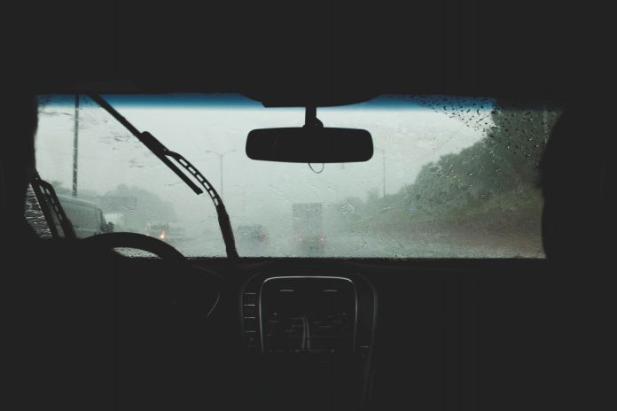 Οδήγηση σε συνθήκες βροχής και έντονης ολισθηρότητας