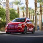Η Stellantis αναστέλλει την παραγωγή του Fiat 500e Η Stellantis αναστέλλει την παραγωγή του Fiat 500e