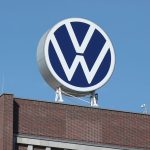 Η VW μειώνει ξανά τις προβλέψεις για τα κέρδη του 2024 λόγω χαμηλής ζήτησης αυτοκινήτων