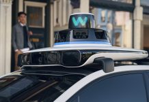 Tesla: Στα χνάρια της Waymo με ομάδα τηλεχειρισμού για τα ρομποταξί της