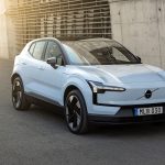 Volvo: Tριπλάσιες πωλήσεις EV στην Ελλάδα το 2024 – Οδηγός το EX30