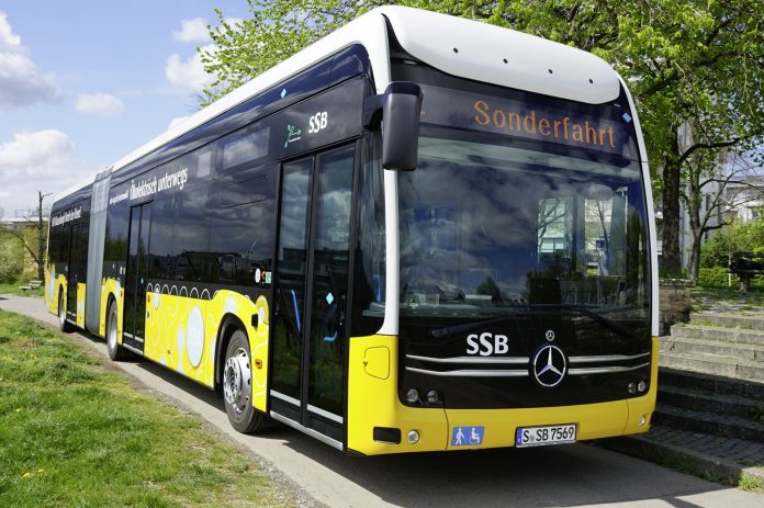 Zehn eCitaro G fuel cell mit neuem H₂-Antriebsmodus für das ÖPNV-Netz der Stadt StuttgartTen eCitaro G fuel cell vehicles with new H₂ drive mode for the public transport network of the city of Stuttgart