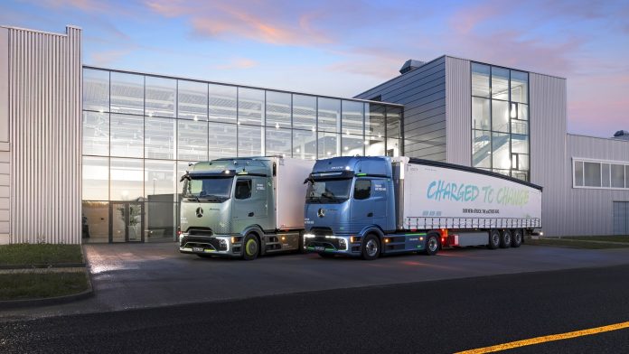 Der neue Mercedes-Benz Actros L mit ProCabin und der batterie-elektrische eActros 600 Fernverkehrs-LkwThe new Mercedes-Benz Actros L with ProCabin and the battery-electric eActros 600 long-haul truck