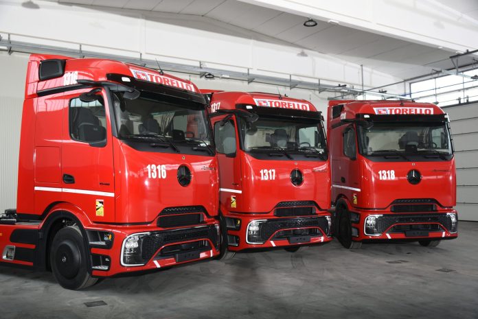 Italiens Logistik-Champion Torello startet in neue Ära: Erste Actros L mit ProCabin von Mercedes-Benz Trucks übernommenItaly's logistics champion Torello enters a new era: First Actros L with ProCabin taken over by Mercedes-Benz Trucks
