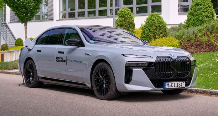 (16) bmw-i7-with-all-soli