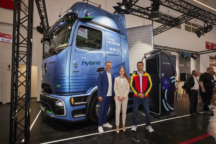 Daimler Truck, DHL und hylane schließen Partnerschaft bei vollelektrischen LkwDaimler Truck, DHL and hylane form partnership for fully electric trucks