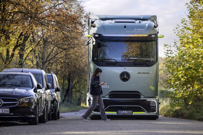 Sehen, wo der Mensch nicht hinsieht – Mercedes-Benz Trucks setzt auf intelligente Assistenzsysteme zum besseren Schutz von Radfahrenden und FußgängernSeeing where people don´t look – Mercedes - Benz Trucks relies on intelligent assistance systems