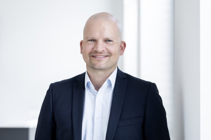 (16) Lutz Ackermann
