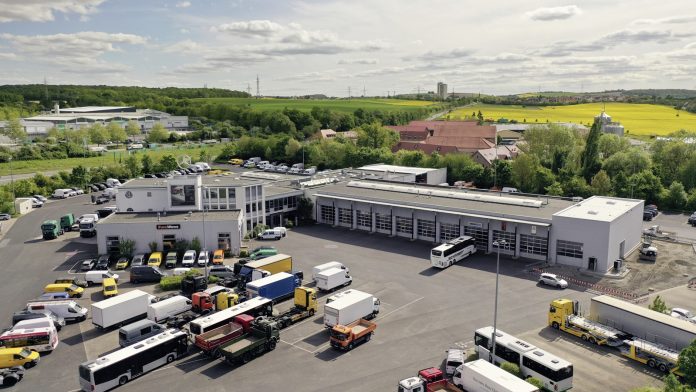 Bereit für E-Lkw und E-Busse: Daimler Truck erweitert seinen Standort für Vertrieb und Service in WürzburgReady for e-trucks and e-buses: Daimler Truck expands its sales and service location in Würzburg