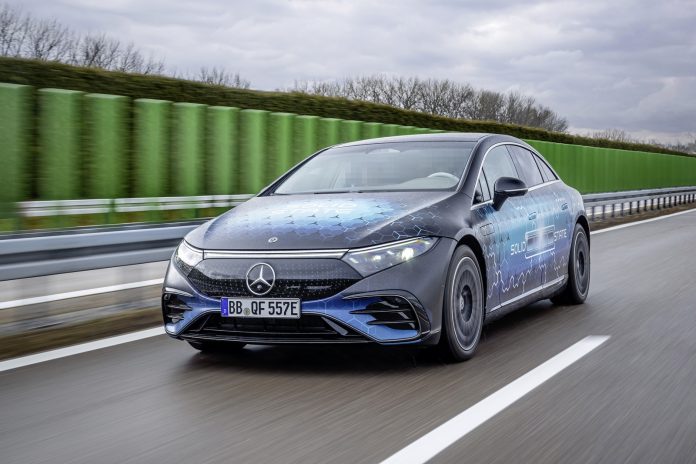 Pkw- und Formel-1-Ingenieure bündeln ihre Kräfte, um Festkörperbatterien in Straßentests zu erprobenPassenger car and Formula 1 engineers team up as solid-state battery road tests begin