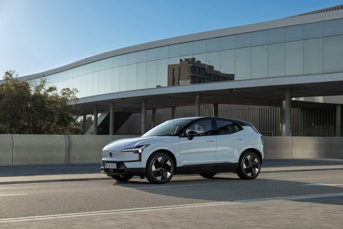 (20)Volvo_EX30_
