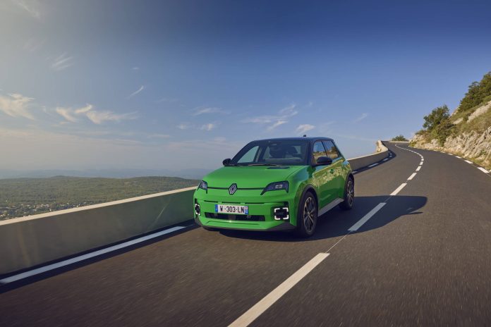 Renault 5 E-Tech electric - techno version - Pop Green!