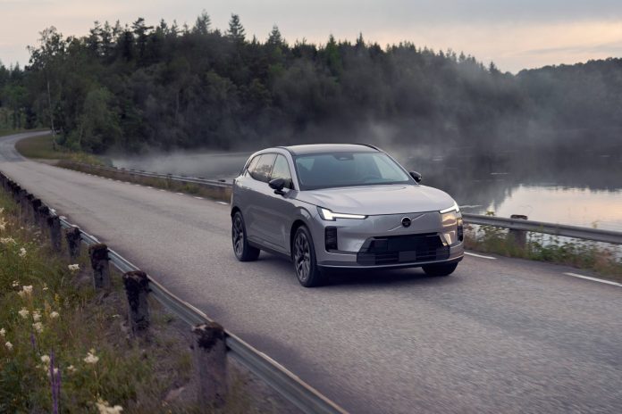 352156_Volvo_Cars_reveals_the_new_XC70_a_plug-in_hybrid_for_every_journey