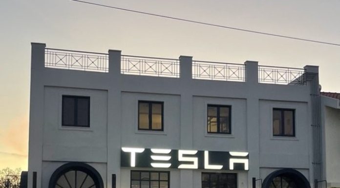 Η Tesla εγκαινιάζει νέο κατάστημα στην Κηφισιά και επεκτείνει το δίκτυο test drive