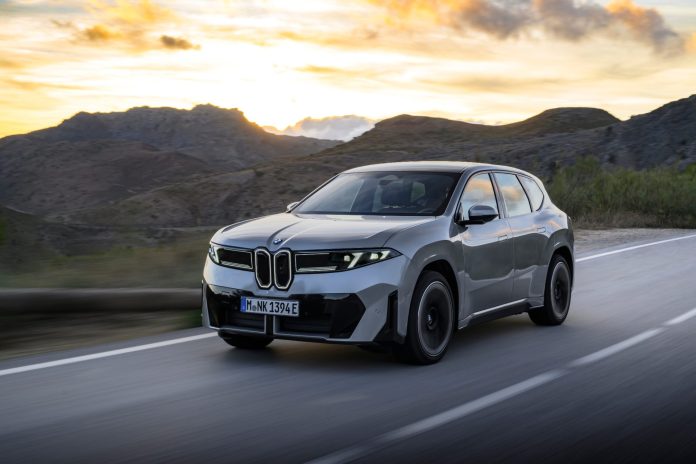 P90626543_highRes_the-new-bmw-ix3-50-x (1)