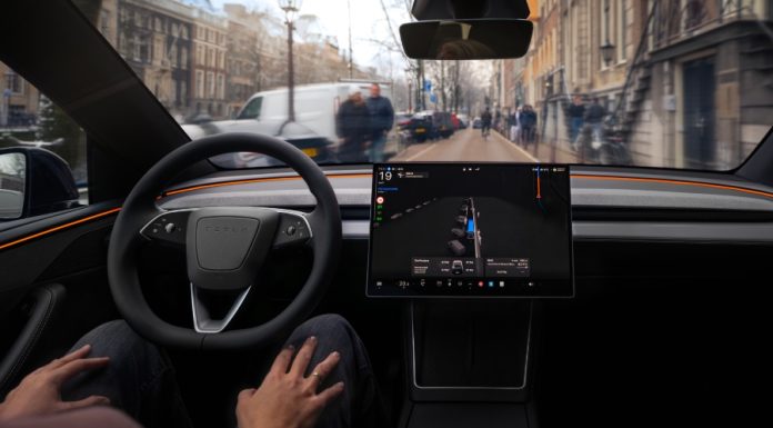 Tesla: Πρώτη άδεια για «πλήρως αυτόνομη οδήγηση» στην Ευρώπη