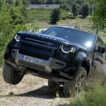 Η JLR και η Πέτρος Πετρόπουλος επανασυστήνονται