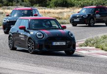 Στην πίστα των Μεγάρων με τα μοντέλα JCW της MINI